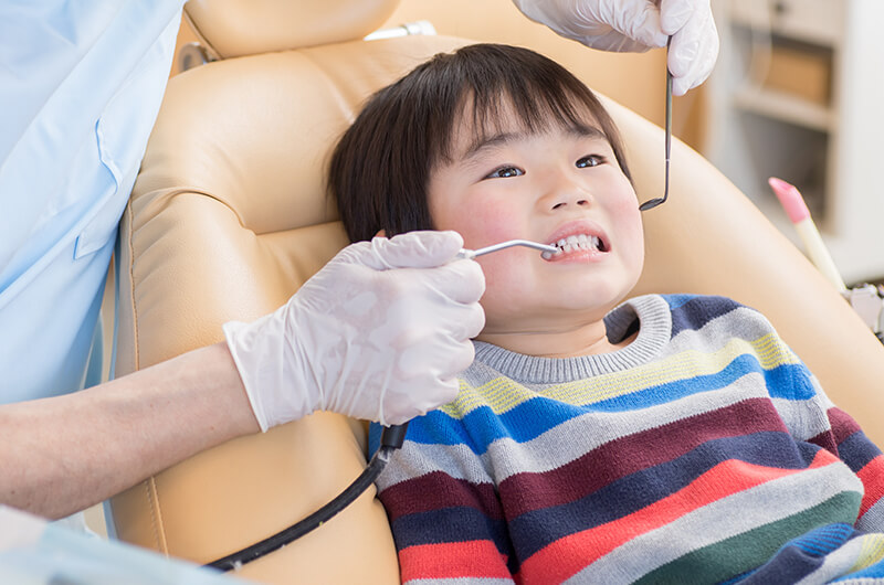 歯の治療を受ける子ども