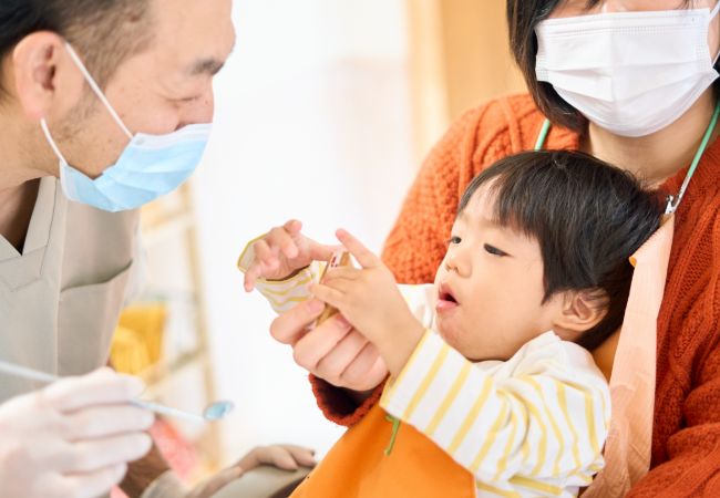 診察を受ける子供