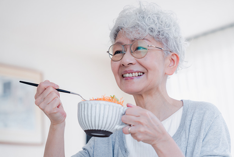 健康な高齢者の食事イメージ画像